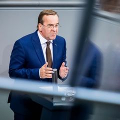 Bundesverteidigungsminister Boris Pistorius (SPD) wirbt im Bundestag für sein Wehrdienstmodell, zeigt sich aber offen für Kompro
