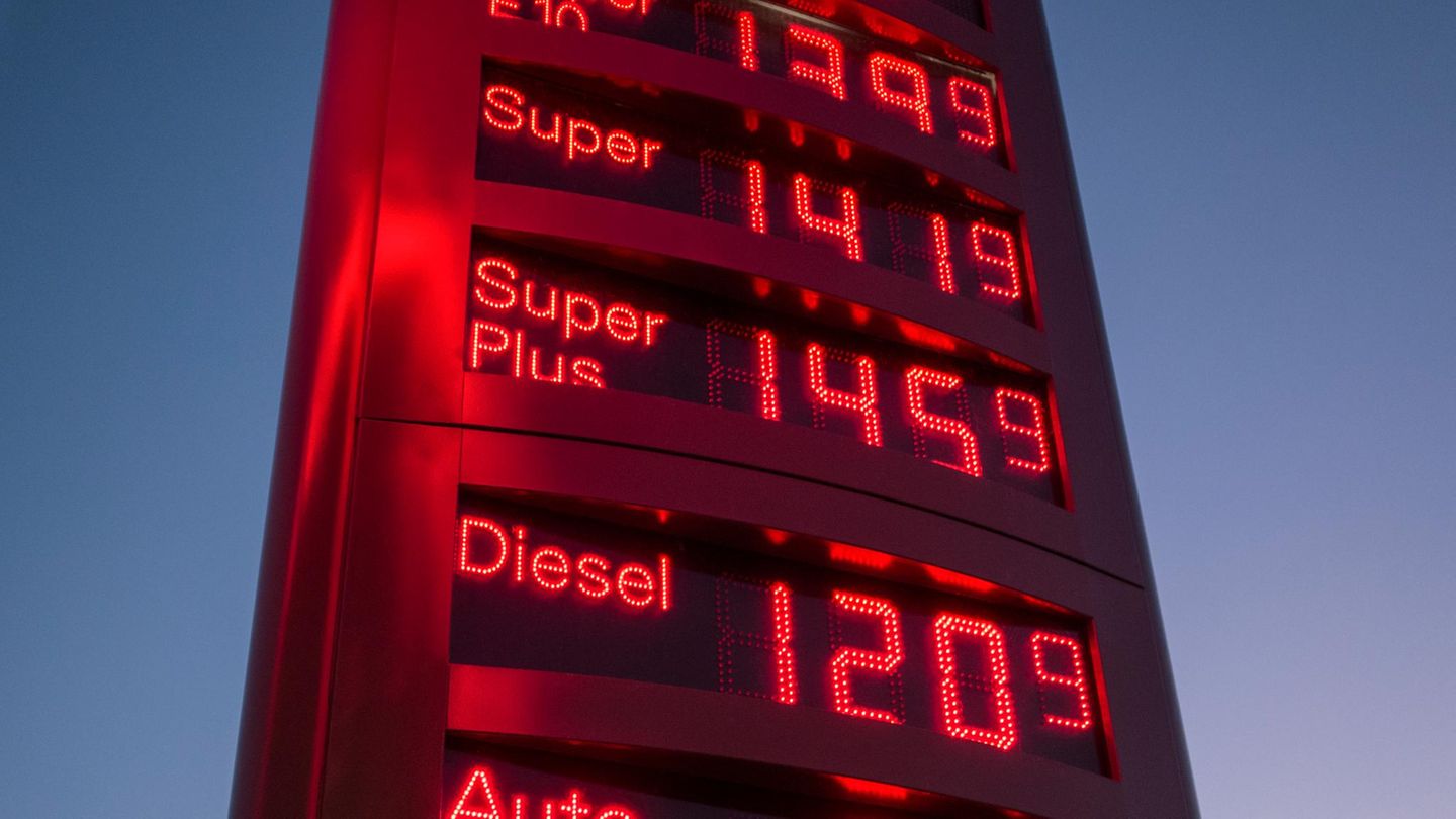 Eine Preisauskunftssäule für Benzinpreise wurde rot angeblitzt