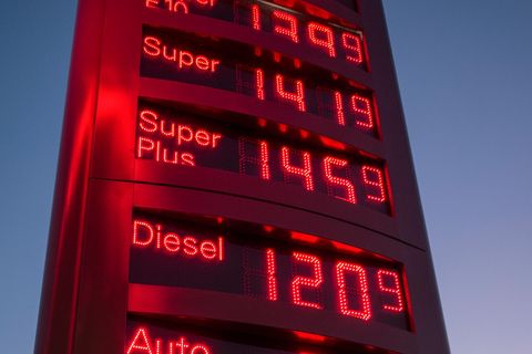 Eine Preisauskunftssäule für Benzinpreise wurde rot angeblitzt