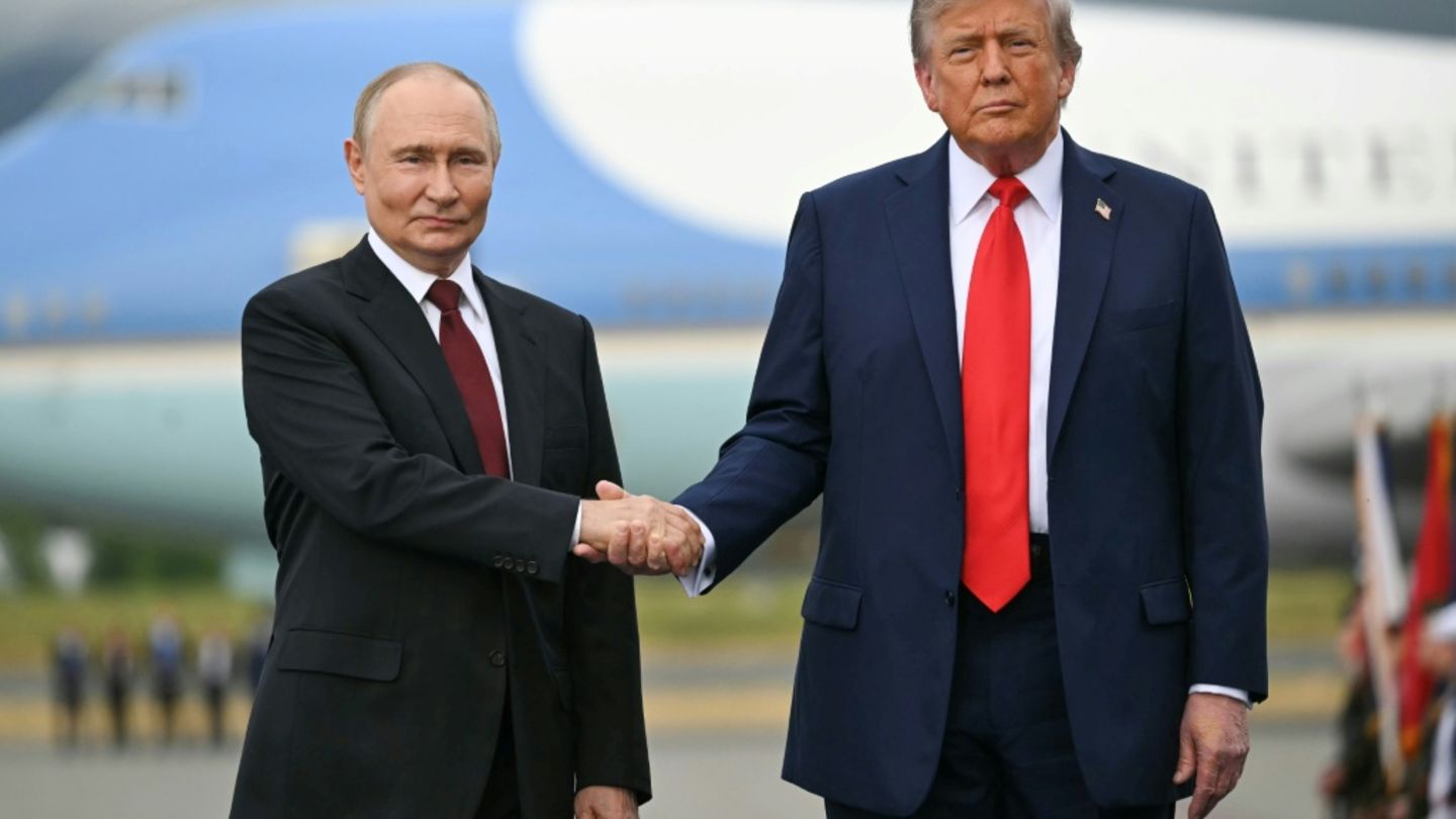 Trump (r.) und Putin bei ihrem Treffen in Alaska