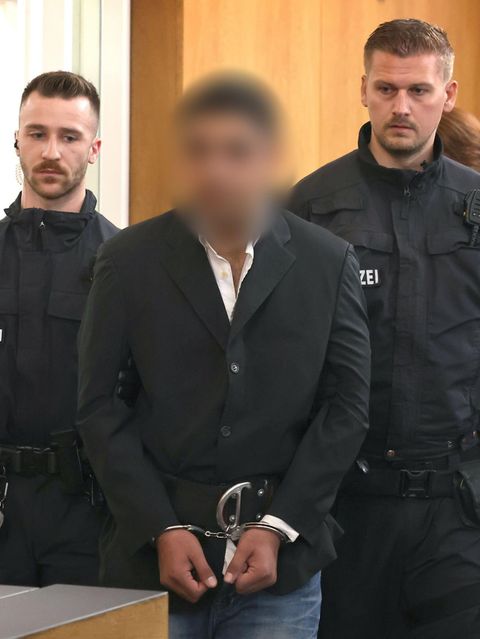 Enamullah O. im Landgericht Aschaffenburg. Der Afghane gilt als schuldunfähig. "Ich gehe davon aus, dass Herr O. ein sehr kranker Mensch ist", sagt sein Anwalt 