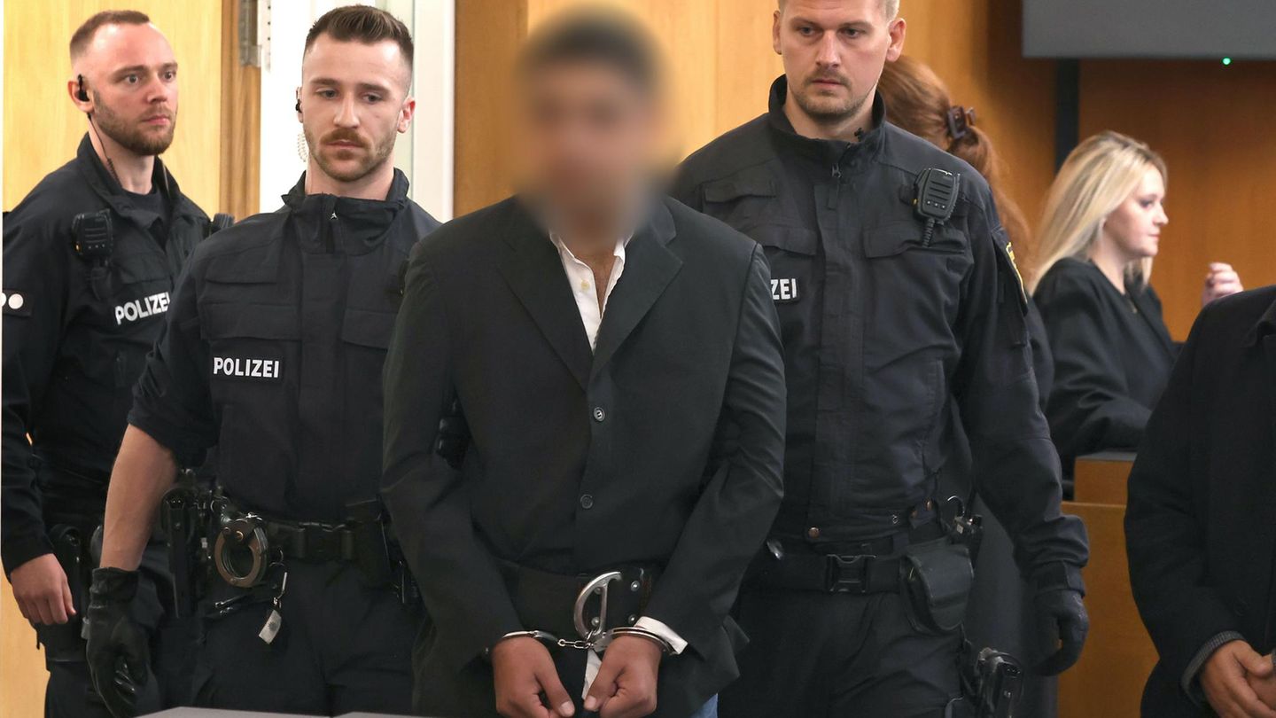 Prozess in Aschaffenburg: Enamullah O. im Landgericht Aschaffenburg. Der Afghane gilt als schuldunfähig. "Ich gehe davon aus, dass Herr O. ein sehr kranker Mensch ist", sagt sein Anwalt Enamullah O. im Landgericht Aschaffenburg. Der Afghane gilt als schuldunfähig. "Ich gehe davon aus, dass Herr O. ein sehr kranker Mensch ist", sagt sein Anwalt