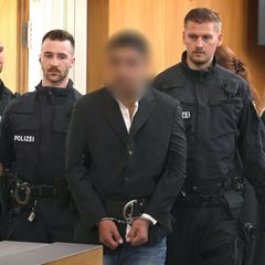 Enamullah O. im Landgericht Aschaffenburg. Der Afghane gilt als schuldunfähig. "Ich gehe davon aus, dass Herr O. ein sehr kranker Mensch ist", sagt sein Anwalt 