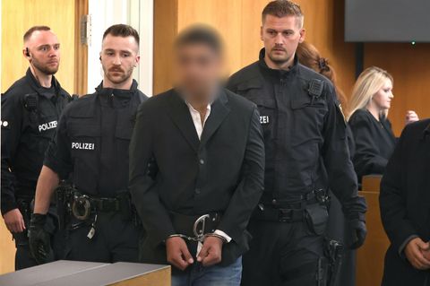 Enamullah O. im Landgericht Aschaffenburg. Der Afghane gilt als schuldunfähig. "Ich gehe davon aus, dass Herr O. ein sehr kranker Mensch ist", sagt sein Anwalt 