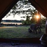 … denn, und das geht in Europa nicht überall: Zelten, wo immer man will. In Schweden hat das "allemansrätten" – das Jedermannsrecht, das einem freien Zugang zur Natur gewährt. Man darf spazieren, schwimmen, paddeln, kurzzeitig zelten und beispielsweise Beeren oder Pilze pflücken – solange man die Natur schützt und Rücksicht auf Tiere, Pflanzen, Grundbesitzer und andere Besucher nimmt.“