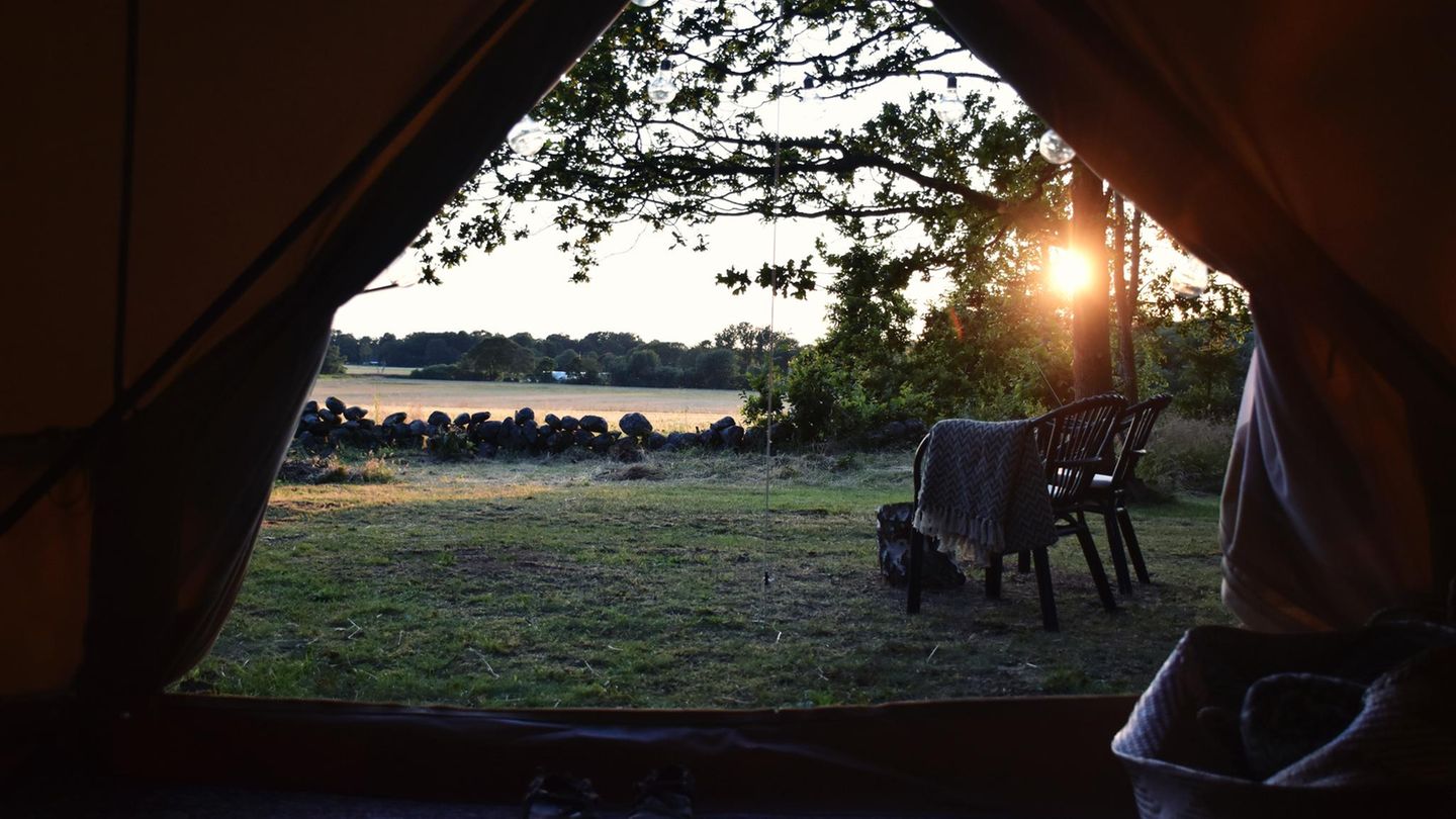 … denn, und das geht in Europa nicht überall: Zelten, wo immer man will. In Schweden hat das "allemansrätten" – das Jedermannsrecht, das einem freien Zugang zur Natur gewährt. Man darf spazieren, schwimmen, paddeln, kurzzeitig zelten und beispielsweise Beeren oder Pilze pflücken – solange man die Natur schützt und Rücksicht auf Tiere, Pflanzen, Grundbesitzer und andere Besucher nimmt.“
