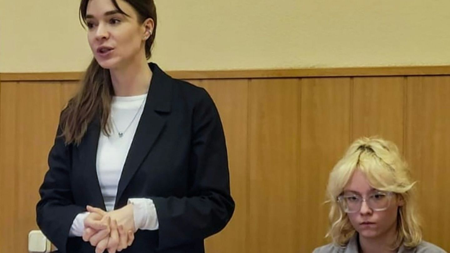 Sängerin Diana Loginowa (r.) bei ihrer Gerichtsanhörung