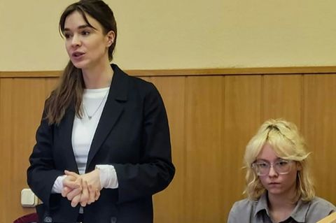Sängerin Diana Loginowa (r.) bei ihrer Gerichtsanhörung