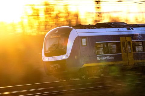 Ein Einkaufswagen hat sich unter der Nordwestbahn verkeilt. (Archivbild) Foto: Sina Schuldt/dpa