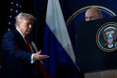 Persönlich begegneten sich Trump und Putin zuletzt in Alaska. (Archivbild) Foto: Julia Demaree Nikhinson/AP/dpa