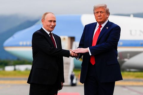 Donald Trump und Wladimir Putin geben sich in Alaska die Hand