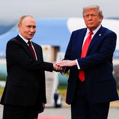 Donald Trump und Wladimir Putin geben sich in Alaska die Hand