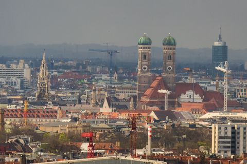 Das Zentrum der Münchner Innenstadt mit den markanten Türmen der Frauenkirche, die lange als Maßstab für neu geplante Hochhäuser