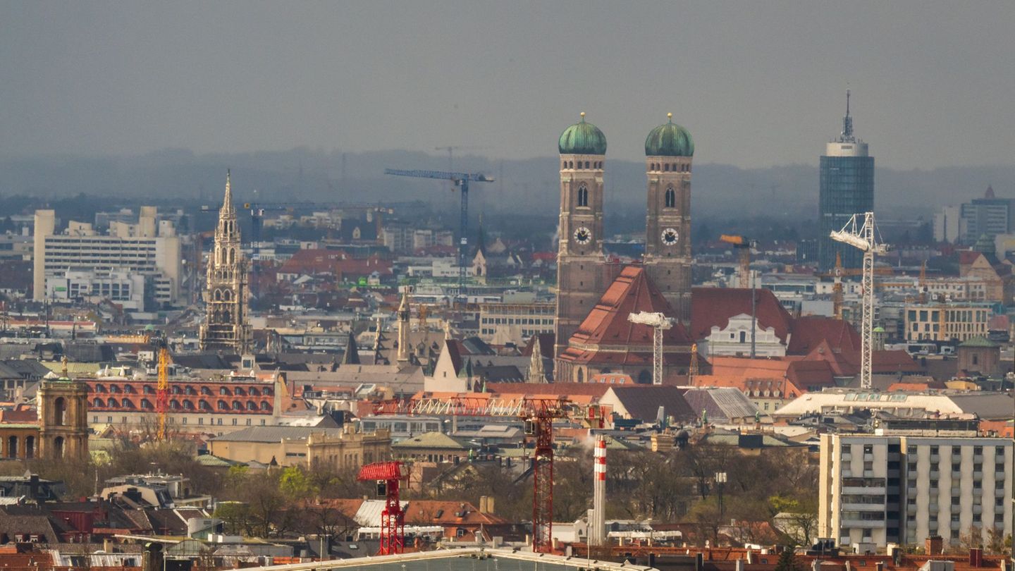Das Zentrum der Münchner Innenstadt mit den markanten Türmen der Frauenkirche, die lange als Maßstab für neu geplante Hochhäuser