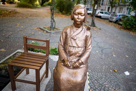 Die "Trostfrauen"-Statue in Berlin-Moabit erinnert an koreanische Opfer des Zweiten Weltkriegs. (Archiv) Foto: Fabian Sommer/dpa