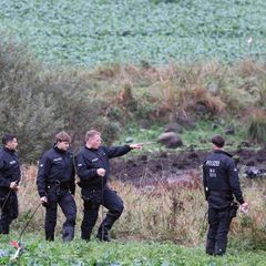 Am Mittwoch hatten Polizisten vor allem das Umfeld eines Tümpels penibel abgesucht. Foto: Bernd Wüstneck/dpa