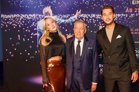 Roland Kaiser umgeben von Tochter Annalena und Sohn Jan.