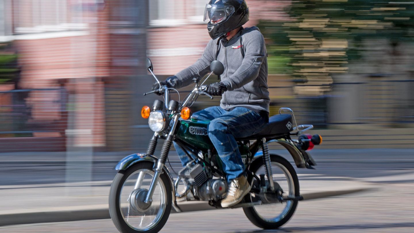Alle vier Mopedfahrer wurden verletzt. (Symbolbild) Foto: Hendrik Schmidt/dpa-Zentralbild/dpa