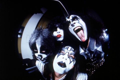 Kiss machte mit wildem Make-up, spektakulären Kostümen und theatralischen Live-Shows Furore. (Archivbild) Foto: Richard Drew/AP/