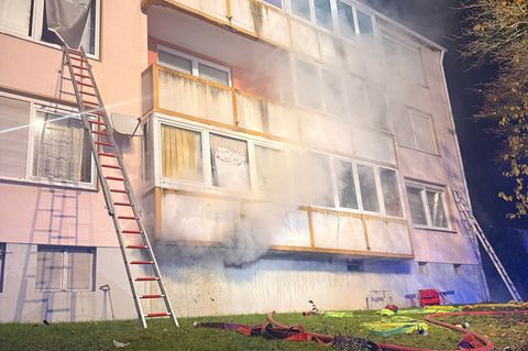 Aus dem brennenden Mehrparteienhaus sind 31 Menschen gerettet worden. Foto: C.Rieks/Feuerwehr Detmold/dpa