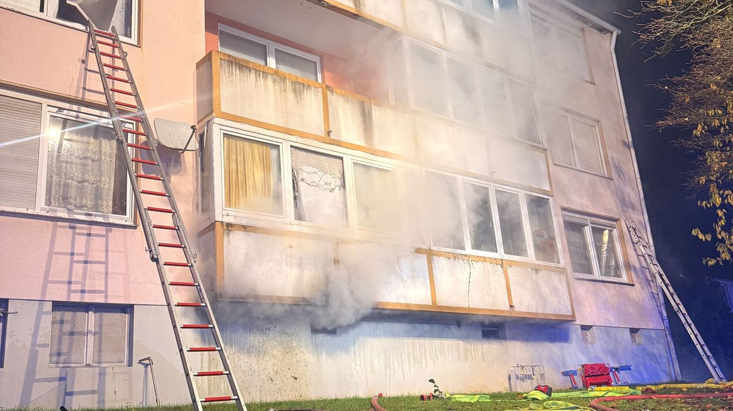 Aus dem brennenden Mehrparteienhaus sind 31 Menschen gerettet worden. Foto: C.Rieks/Feuerwehr Detmold/dpa
