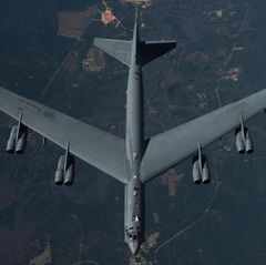 Luftaufnahme eines B52-Bombers der US Air Force
