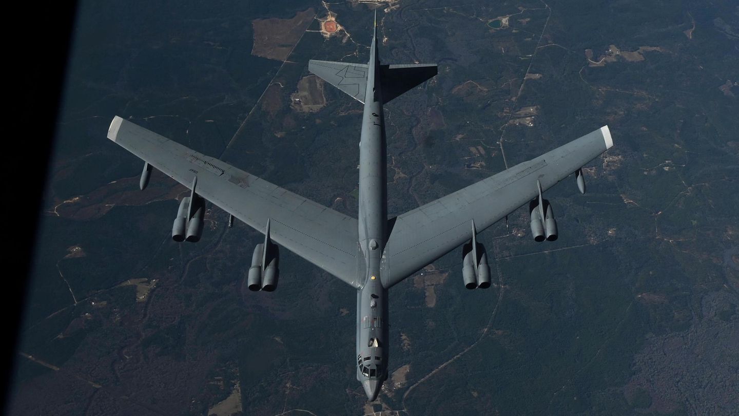 Luftaufnahme eines B52-Bombers der US Air Force