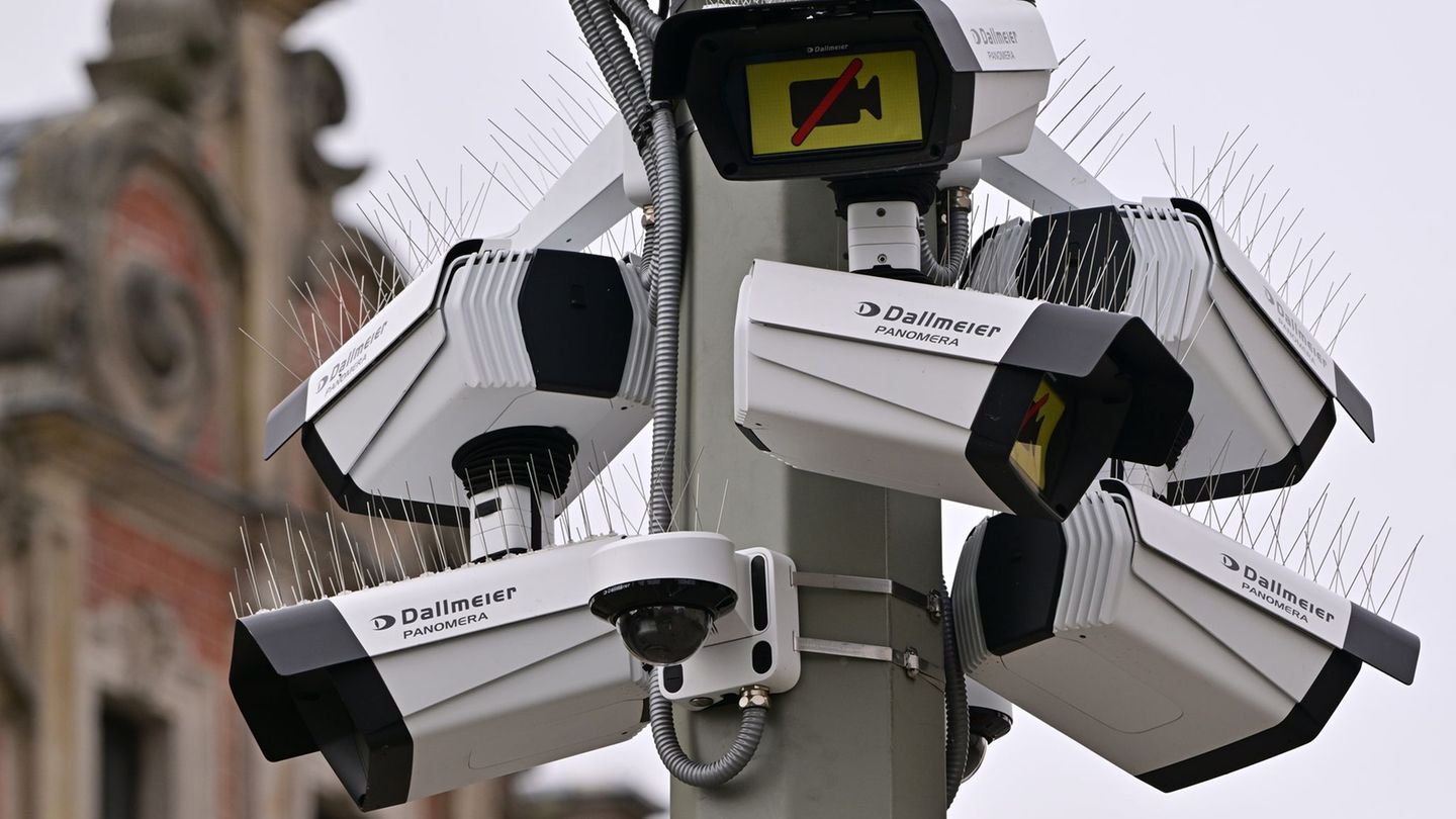 Die Videoaufzeichnung auf dem Erfurter Anger ist umstritten. Foto: Martin Schutt/dpa