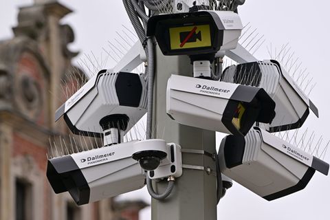 Die Videoaufzeichnung auf dem Erfurter Anger ist umstritten. Foto: Martin Schutt/dpa