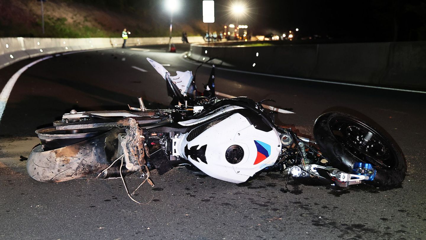Der Motorradfahrer und die Sozia kamen ins Krankenhaus. (Archivbild) Foto: Ralf Hettler/dpa