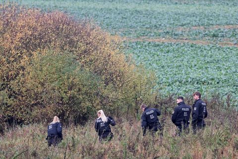 Am Mittwoch durchkämmten Polizisten vor allem die Umgebung eines Tümpels bei Klein Upahl. Foto: Bernd Wüstneck/dpa
