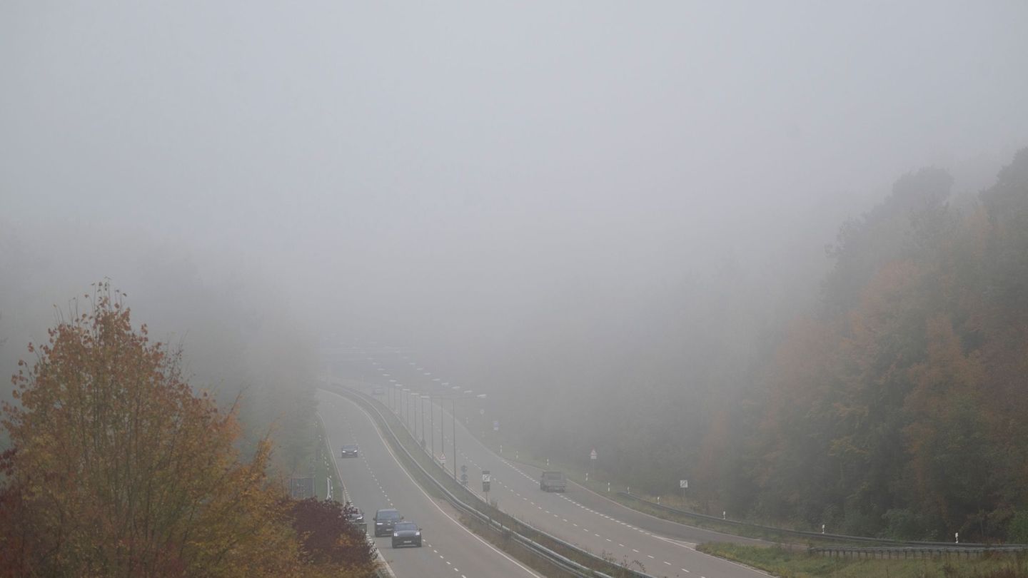 Der Deutsche Wetterdienst kündigt ruhiges Herbstwetter an - mit Nebel. (Archiv) Foto: Marijan Murat/dpa