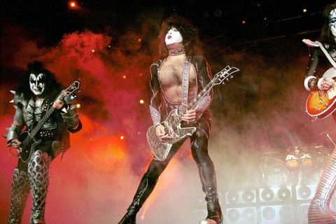Sänger Gene Simmons und die Gitarristen Paul Stanley und Ace Frehley (v.l.) auf der Bühne.