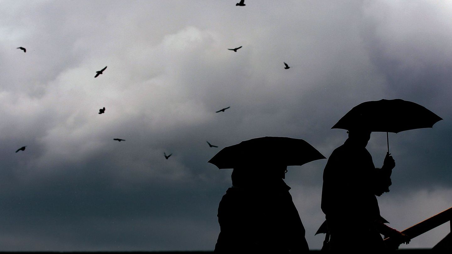 Im Tagesverlauf dürfte sich der Regenschirm noch lohnen, bevor es am Samstag etwas freundlicher wird. (Archivbild) Foto: Oliver