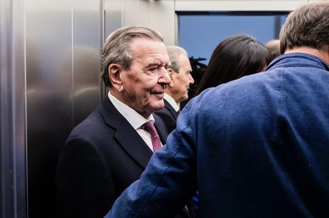 Gerhard Schröder im Aufzug, 2024