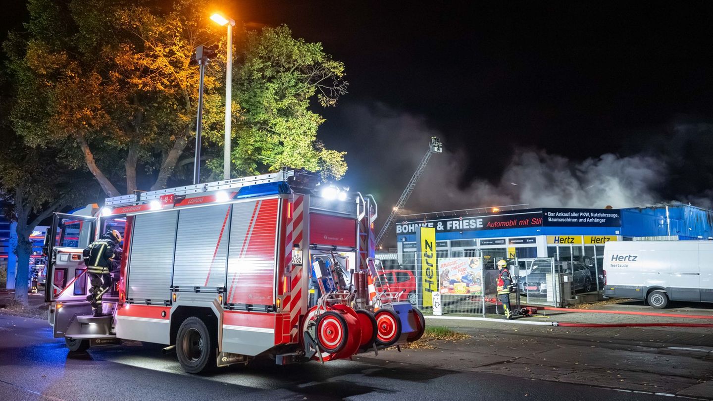 Die Feuerwehr musste in der Nacht im Leipziger Osten tätig werden. Foto: Erik-Holm Langhof/EHL Media/dpa
