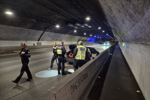 Die Ursache des schweren Auffahrunfalls in Köln wird noch ermittelt. Foto: Sascha Thelen/dpa