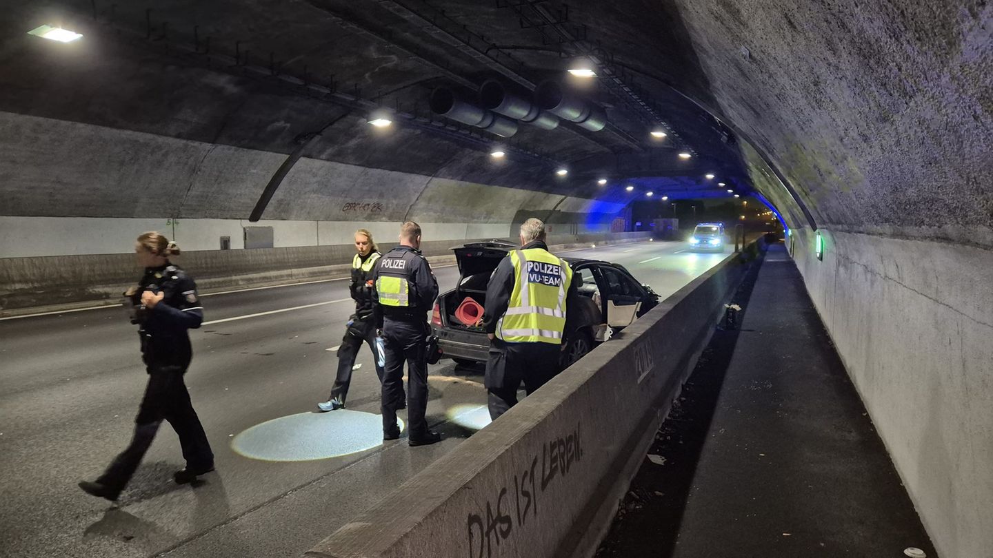 Die Ursache des schweren Auffahrunfalls in Köln wird noch ermittelt. Foto: Sascha Thelen/dpa