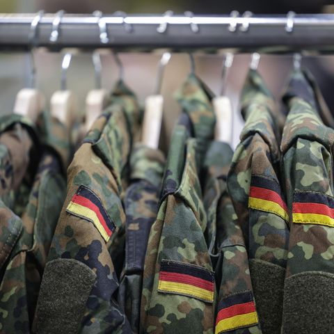 Bundeswehr-Kleidung hängt auf einer Stange: Thema Wehrpflicht