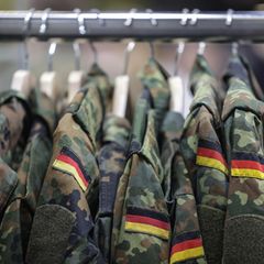 Bundeswehr-Kleidung hängt auf einer Stange: Thema Wehrpflicht