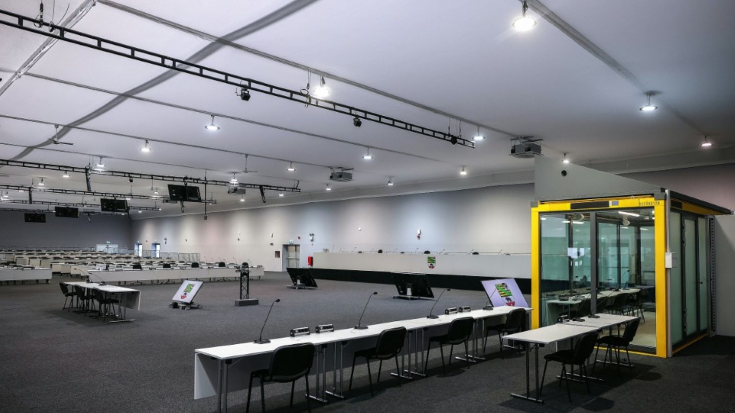 Vorbereiteter Gerichtssaal mit kugelsicherer Kabine für Angeklagten