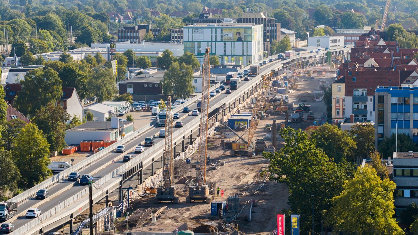 Die Sperrung des Südschnellwegs in Hannover ist aufgehoben - früher als erwartet. (Archivbild) Foto: Julian Stratenschulte/dpa