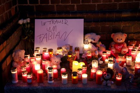 Mit Kerzen und Plüschtieren gedenken die Menschen in Güstrow dem getöteten Fabian