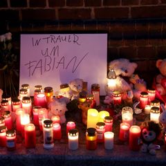 Mit Kerzen und Plüschtieren gedenken die Menschen in Güstrow des getöteten Fabian