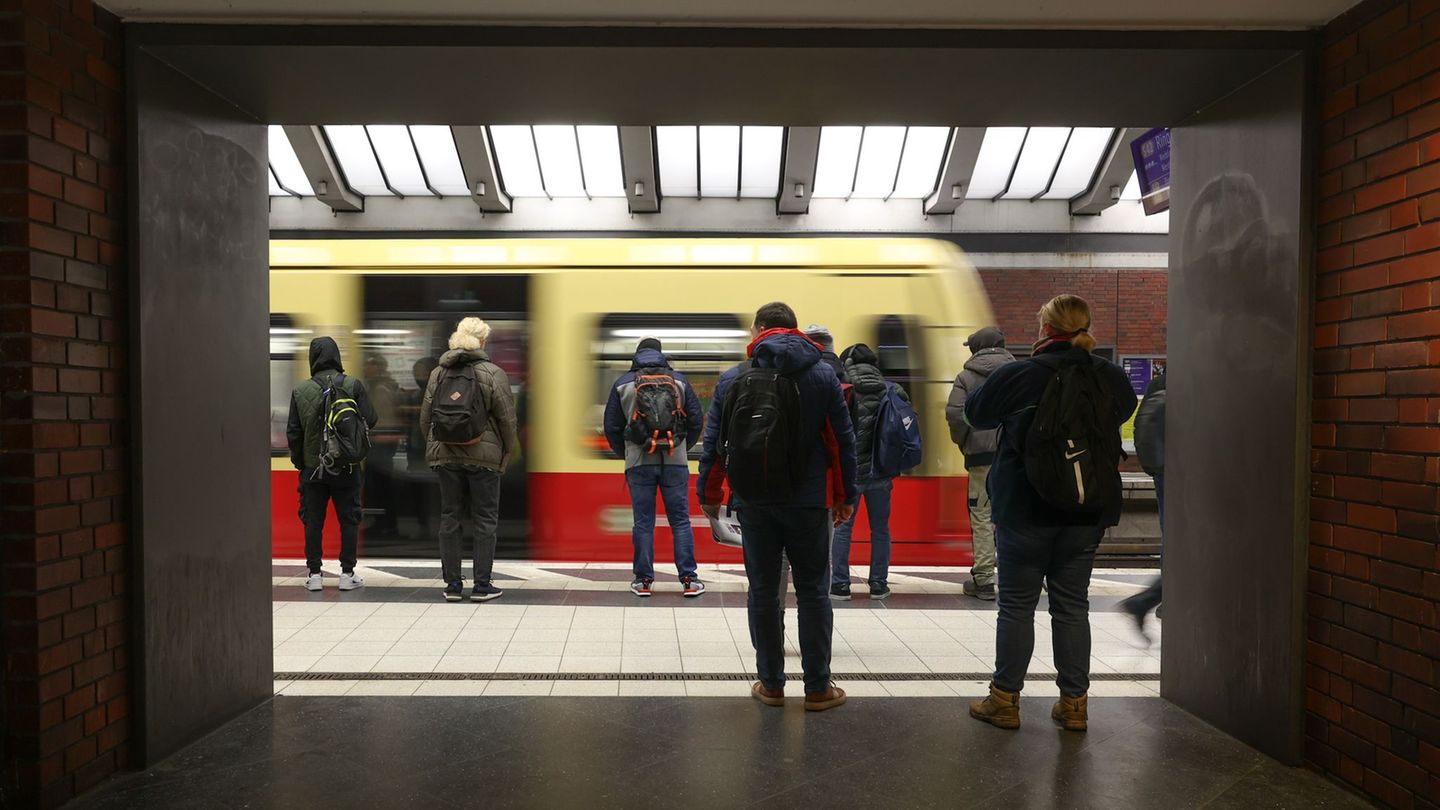 Für die Ausfälle ist Schienenersatzverkehr eingerichtet - der BVG zufolge fährt der Ersatzbus der U2 aber nicht den üblichen Lin