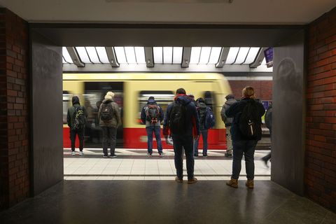 Für die Ausfälle ist Schienenersatzverkehr eingerichtet - der BVG zufolge fährt der Ersatzbus der U2 aber nicht den üblichen Lin