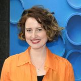 Die Schauspielerin starb am 6. Oktober mit nur 41 Jahren an den Folgen eines Fahrradunfalls in Hamburg. Tatsächlich war am 28. September nach Polizeiangaben eine 41-Jährige im Hamburger Stadtteil Rotherbaum bei einem sogenannten Dooring-Unfall lebensbedrohlich verletzt worden. Die Frau sei später im Krankenhaus gestorben. Ein Beifahrer hatte den Ermittlungen zufolge die Tür eines haltenden Transporters von innen geöffnet, mutmaßlich ohne auf den Radverkehr zu achten. Es kam zu einer tödlichen Kollision.  Millionen Menschen kannten sie als schlagfertige Polizistin Nina Sieveking aus dem "Großstadtrevier"