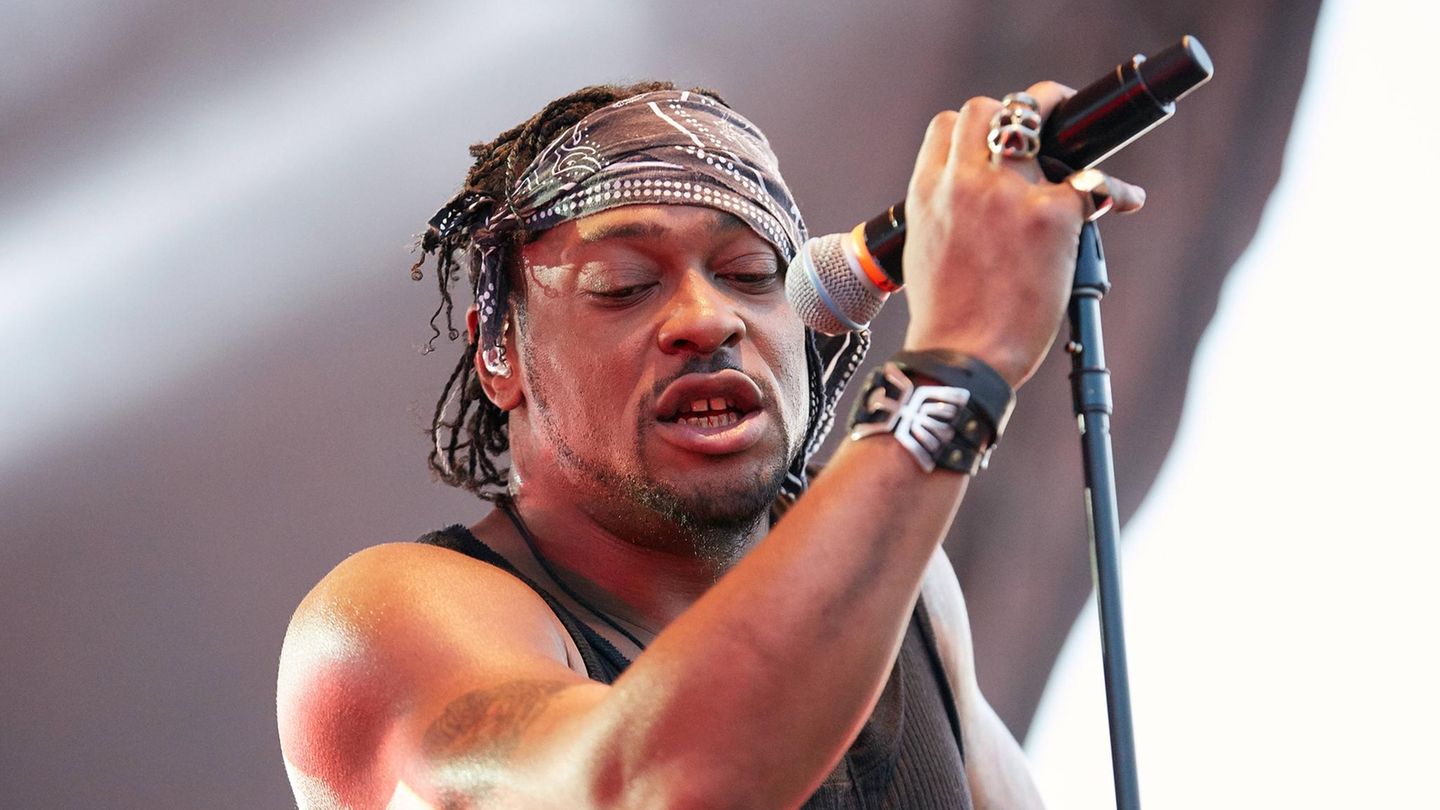 Der US-Sänger D'Angelo starb am 14. Oktober mit 51 Jahren. Der Soul-Musiker, der vor allem mit dem Song "Untitled (How Does It Feel)" weltberühmt wurde, starb an Krebs. Der 1974 im US-Bundesstaat Virginia als Michael Archer geborene D’Angelo hatte schon als Kind Musik gemacht. 1995 erschien sein Debüt-Album "Brown Sugar", das gleich für mehrere Grammys nominiert wurde. Im Jahr 2000 schaffte er mit seinem Album "Voodoo", auf dem auch der Superhit "Untitled (How Does It Feel)" war, den weltweiten Durchbruch. 2014 folgte "Black Messiah". D'Angelo hatte sich zwischendurch immer wieder aus der Öffentlichkeit zurückgezogen und mit Drogen- und Alkoholsucht gekämpft