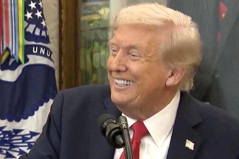 Trump lacht