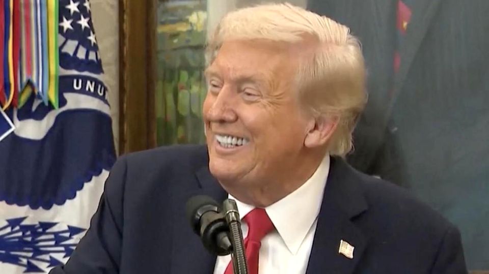 Trump lacht